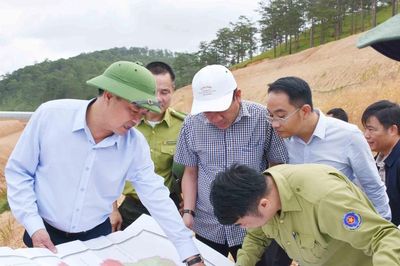 Phó Chủ tịch Thường trực UBND tỉnh Lâm Đồng kiểm tra hiện trường Báo CAND phản ánh