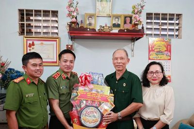 Tri ân các Anh hùng liệt sĩ và Mẹ Việt Nam anh hùng