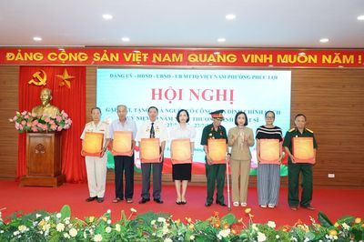 Phường Phúc Lợi tặng quà cho các gia đình chính sách, người có công