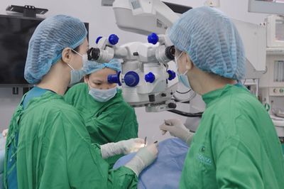 Hai bệnh nhân tìm thấy ánh sáng nhờ ghép giác mạc miễn phí