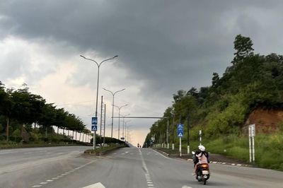 Cảnh báo mưa dông và mưa lớn cục bộ kèm lốc, sét, mưa đá, gió giật mạnh