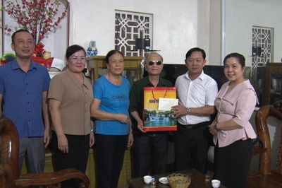 Phó Chủ tịch HĐND tỉnh Lã Hoài Nam thăm, tặng quà gia đình chính sách tại xã Khánh Xuân và Bảo Lạc