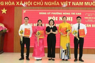 Đảng ủy phường Nùng Trí Cao công bố các quyết định về công tác cán bộ