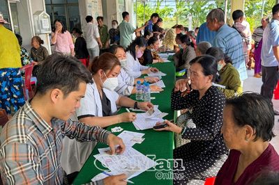 Câu lạc bộ Thầy thuốc đồng hương góp sức chăm lo an sinh