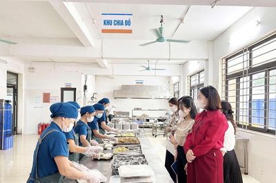 Hà Nội phân cấp cấp xã ký hợp đồng cung cấp bữa ăn bán trú năm học 2026-2027