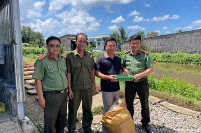Công an hỗ trợ tôm, cua giống cho người dân có hoàn cảnh khó khăn