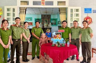Nhân kỷ niệm 79 năm Ngày Thương binh Liệt sĩ (27/7/1947 - 27/7/2026): Công an TPHCM thăm hỏi, tri ân các Mẹ Việt Nam Anh hùng tại xã Tân Nhựt