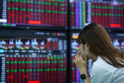 Vì sao chứng khoán liên tục mất điểm, giảm thanh khoản?