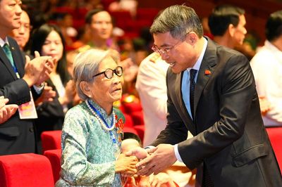 Thủ tướng Lê Minh Hưng gặp mặt, tri ân người có công với cách mạng