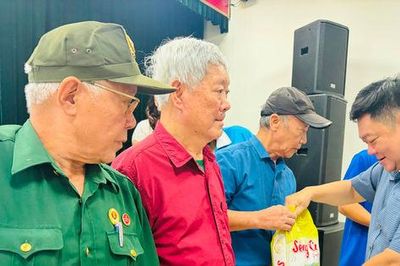 Phường Văn Miếu - Quốc Tử Giám trao 30 suất quà tri ân nạn nhân chất độc da cam