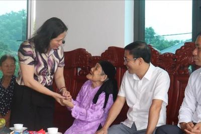 Lãnh đạo Ủy ban MTTQ Việt Nam TP Hà Nội thăm, tặng quà Bà mẹ Việt Nam Anh hùng và thương binh tiêu biểu