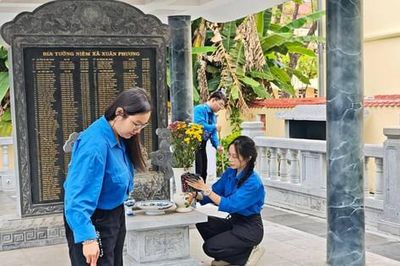 Tuổi trẻ phường Xuân Phương chỉnh trang đài tưởng niệm các anh hùng liệt sĩ