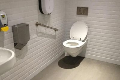 Nhà vệ sinh bốc mùi khó chịu, thử ngay 5 cách 'thần kỳ' giúp không gian luôn thơm mát