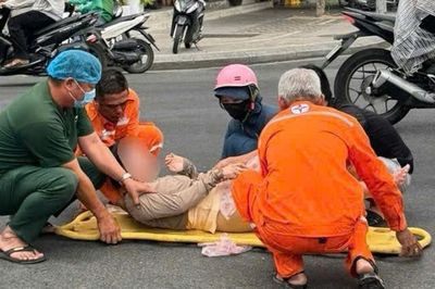 Nhân viên điện lực Huế hỗ trợ 2 du khách gặp tai nạn giao thông