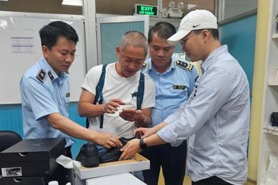Phát hiện nhà máy sản xuất số lượng lớn giày giả mạo nhãn hiệu NIKE xuất khẩu vào Mỹ