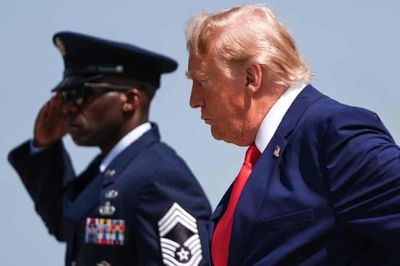 Tổng thống Trump đe dọa tiến hành các cuộc tấn công 'lớn hơn' vào Iran, giá dầu vượt mốc 100 USD/thùng