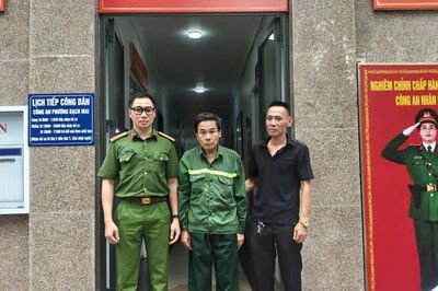 Công an phường Bạch Mai giúp dân tìm người thân bị lạc