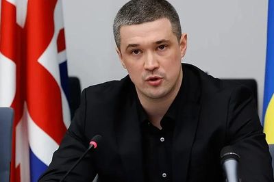Cựu Bộ trưởng Quốc phòng Ukraine muốn trở lại vị trí cũ