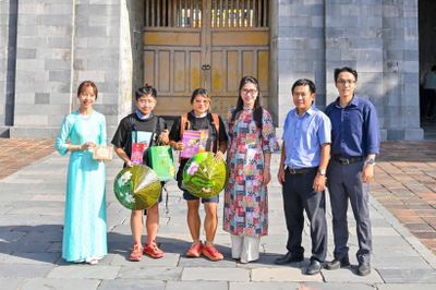 Huế chào đón 2 mẹ con đi bộ 750 km từ Hà Nội sau 54 ngày