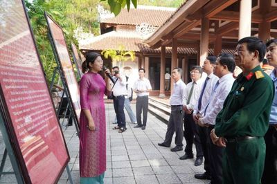 Dâng hương tri ân và khai mạc triển lãm 'Ký ức thời hoa lửa' tại di tích Chín Hầm