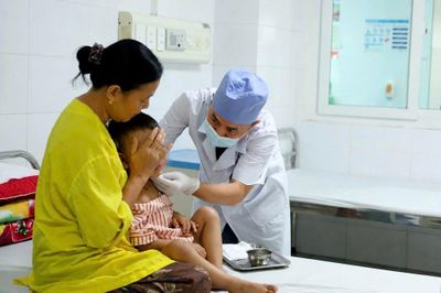 Bé trai nguy kịch vì bị chó nhà cắn, bác sĩ phát cảnh báo khẩn đến các gia đình