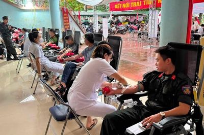 Hơn 400 người tham gia Ngày hội hiến máu 'Về miền Hoa Ban' tại Điện Biên