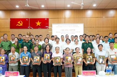 Trao di ảnh phục dựng cho thân nhân liệt sĩ tại Thành phố Hồ Chí Minh