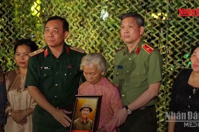 [Video] Xúc động khoảnh khắc tái hiện cuộc đoàn viên của liệt sĩ Huỳnh Văn Quên sau gần 60 năm
