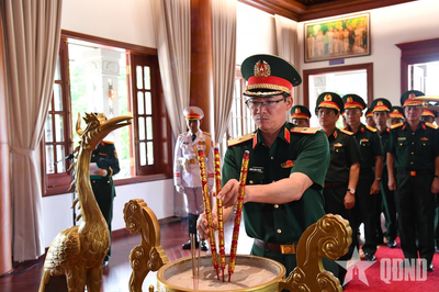 Quân khu 5 dâng hương tưởng niệm Chủ tịch Hồ Chí Minh, Đại tướng Võ Nguyên Giáp và các anh hùng liệt sĩ