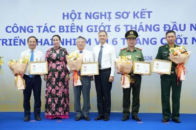 Thiếu tướng Nguyễn Hữu Hợp nhận Kỷ niệm chương 'Vì sự nghiệp biên giới, lãnh thổ quốc gia'