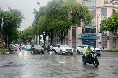 Nhiều nơi ở Bắc bộ và Nam bộ có đợt mưa lớn