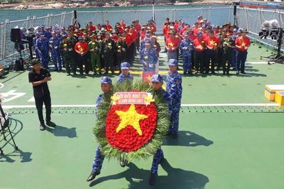 Đoàn công tác Cảnh sát biển Việt Nam dâng hương tri ân các Anh hùng Liệt sĩ