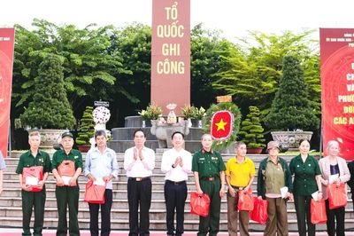 Tặng quà người có công, thắp nến tri ân các Anh hùng liệt sĩ
