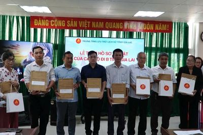Gia Lai trao trả hồ sơ, kỷ vật cán bộ đi B cho thân nhân
