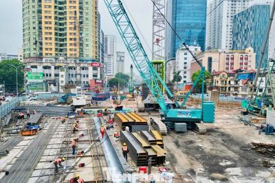 Bên trong công trường thi công tường vây sâu 42m của metro số 5 Hà Nội