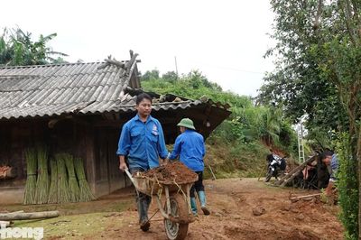 Thanh niên Lào Cai dọn dẹp bùn đất, giúp bà con vùng lũ ổn định cuộc sống