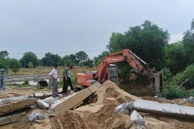Vụ lăng mộ 'khủng' trên đất trồng cây: Tháo dỡ 2 công trình trái phép
