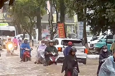 Mưa lớn kéo dài, nhiều tuyến đường ở Phú Quốc ngập sâu