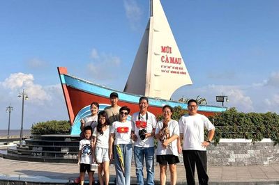 Đóng cửa hàng, gia đình 3 thế hệ ở Hà Nội lái xe xuyên Việt gần 2 tháng