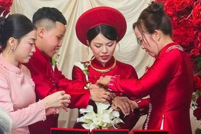 Đám cưới 'không chú rể' ở miền Tây, hai gia đình tặng 11 sổ đỏ, 5 cây vàng