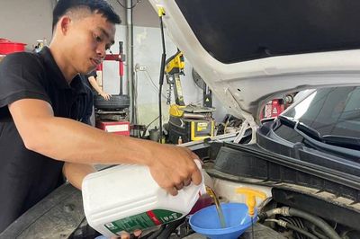 Thiếu dầu nhớt ô tô, dùng tạm dầu cho xe máy có hại động cơ?