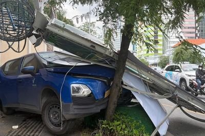 Hai ô tô lao lên vỉa hè sau cú tông mạnh dưới chân cầu Ba Son, túi khí bung ra