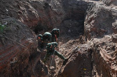 Tìm thấy nhiều hài cốt liệt sĩ tại rãnh mộ tập thể mới ở công viên Lê Thị Riêng