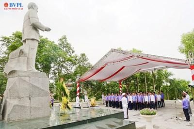 Đoàn đại biểu VKSND tối cao dâng hương tưởng nhớ đồng chí Hoàng Quốc Việt