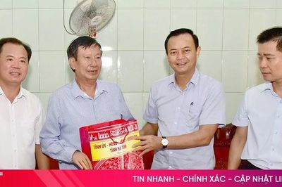 Trưởng ban Tuyên giáo và Dân vận Tỉnh ủy tặng quà người có công với cách mạng