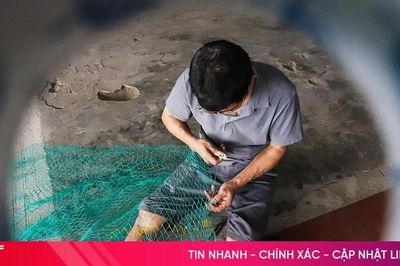 Hơn 30 năm giữ nghề vá lưới ở vùng biển Thiên Cầm