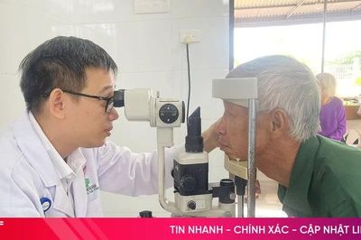 Khám sức khỏe, cấp thuốc miễn phí cho người dân Sơn Tây