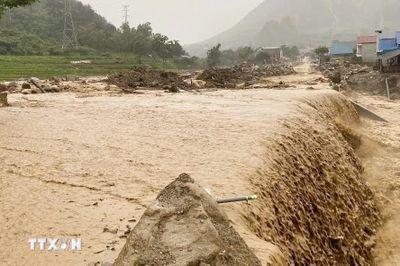 Lai Châu: Mưa lớn gây sạt lở, chia cắt Quốc lộ 32 và 279 qua xã Mường Than