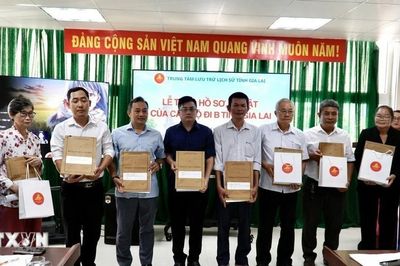 Gia Lai: Trao trả hồ sơ, kỷ vật của cán bộ đi B sau hơn 70 năm lưu giữ