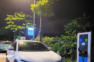 Sẽ ban hành quy chuẩn kỹ thuật đối với trụ và trạm sạc xe điện trước 30/9